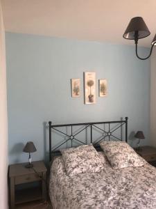 een slaapkamer met een bed met 2 lampen en 2 tafels bij villa des chênes in Flayosc