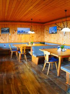 Restoran või mõni muu söögikoht majutusasutuses Almgasthaus Glocknerblick