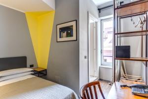 un dormitorio con una cama, un escritorio y una ventana en Hotel King, en Roma
