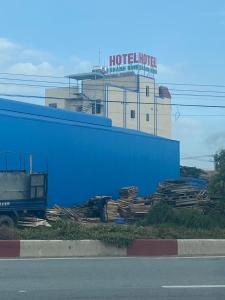 niebieski budynek z znakiem na górze w obiekcie Khách Sạn Khánh Bình - Bình Dương 