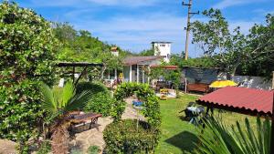 un jardín con un banco y una casa con árboles en Villa Zelenika, en Sinemorets