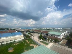 una vista aérea de una pequeña ciudad con edificios en Khách Sạn Khánh Bình - Bình Dương, 