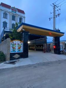 una gasolinera frente a un edificio en Khách Sạn Khánh Bình - Bình Dương, 