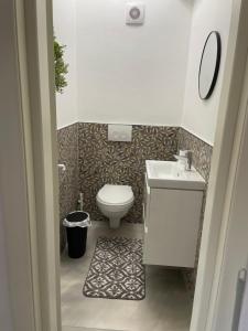 ein kleines Badezimmer mit Toilette und Waschbecken in der Unterkunft Apartament - Housing21 in Gura Humorului + 11 Fotos