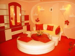 ein Wohnzimmer mit 2 Stühlen und einem Spiegel in der Unterkunft Casa Elisei 
