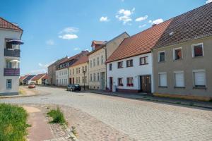 a cobblestone street in a town with buildings at Gemütliches Haus in Gartz/Oder in Gartz an der Oder