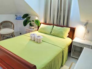 1 dormitorio con 1 cama con 2 toallas en Chambre comte de Saint-Exupéry, en Cap Malheureux
