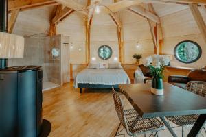 馬爾蒂拉克的住宿－Les Cabanes Girondines-Lodges & Spa，客厅配有床和桌子