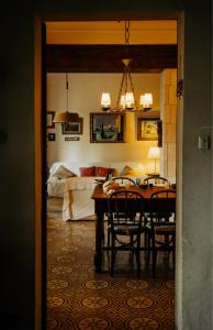 een eetkamer met een tafel en een slaapkamer bij Casa Rural Cal Gotlla in Vilobi Del Penedes