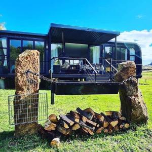 um monte de lenha na frente de um ônibus em Kingsbrook Pods em Clarens