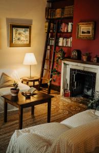 - un salon avec une cheminée et une table dans l'établissement Casa Rural Cal Gotlla, à Vilobi Del Penedes