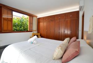 sypialnia z dużym białym łóżkiem i oknem w obiekcie Villa Palma 2 w Palma de Mallorca