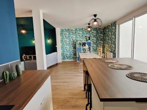 uma cozinha com uma mesa e uma sala de jantar em Chambre Crozon avec salle de bains privative dans une résidence avec salon et cuisine partagés em Brest