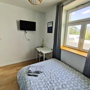 1 dormitorio con cama, ventana y escritorio en Chambre Crozon avec salle de bains privative dans une résidence avec salon et cuisine partagés en Brest