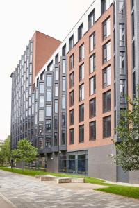 un revestimiento de un gran edificio en Modern Ensuites with Shared Kitchen at Howard Gardens in Cardiff, en Cardiff