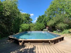 una piscina en una terraza de madera en Agriturismo locanda settimo cielo, en Lubriano