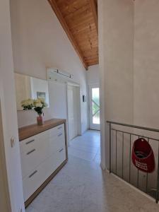 a kitchen with white walls and a wooden ceiling at Ferienwohnung Bayernbrise in Rohrdorf