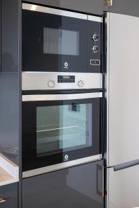 a black and white oven in a kitchen at Apartamento Alma in Puerto del Carmen