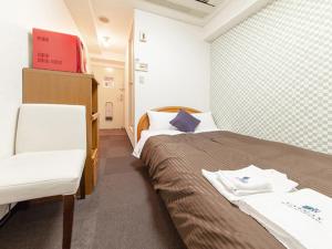 Postel nebo postele na pokoji v ubytování HOTEL LiVEMAX BUDGET Nippori