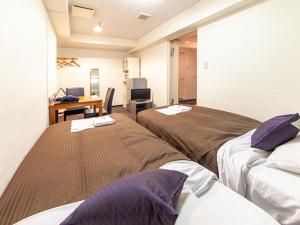 Postel nebo postele na pokoji v ubytování HOTEL LiVEMAX BUDGET Nippori