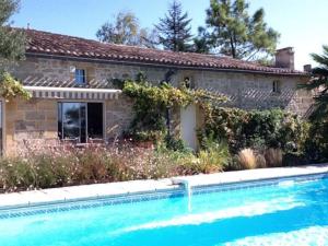 ein Haus und ein Pool vor einem Haus in der Unterkunft Studio with AC, pool & garden, 2km St Emilion in Saint-Christophe-des-Bardes