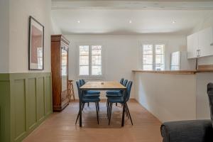 cocina con mesa y sillas en una habitación en Refuge familial urbain en plein coeur de ville, en Toulon