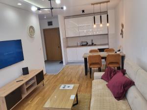 ズラティボールにあるCasa con Vista - Zlatiborski Konaciのソファとテーブルのあるリビングルーム