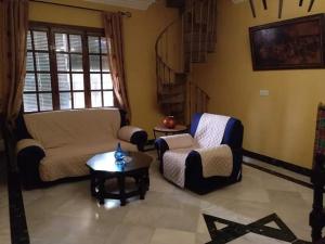 sala de estar con sofá y mesa en Casa Villa Las Palmeras, en Arriate