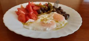 ein Teller mit Fleisch und Gemüse auf dem Tisch in der Unterkunft Enki's Guesthouse in Tirana