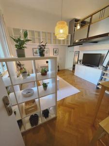 een woonkamer met een plank met potplanten erop bij Stefanka apartment Old Town in Bratislava