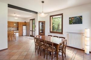 eine Küche und ein Esszimmer mit einem Holztisch und Stühlen in der Unterkunft Villa Carducci in Torri del Benaco