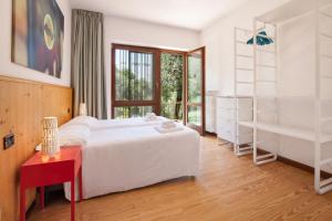 ein Schlafzimmer mit einem großen weißen Bett und einem Fenster in der Unterkunft Villa Carducci in Torri del Benaco