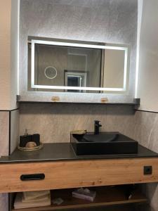 een badkamer met een wastafel en een spiegel bij Activ-Family-Apart-Wisiol-Pitztal Sommercard inklusive in Jerzens