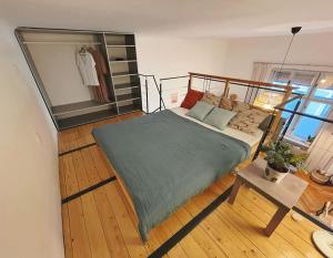 een slaapkamer met een groot bed en een bank bij Stefanka apartment Old Town in Bratislava