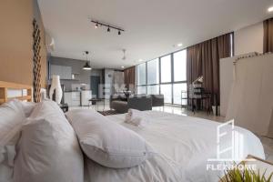 une chambre avec un grand lit blanc et un salon dans l'établissement ATRIA SOFO Suites Petaling Jaya, Fantastic City-Wide View, Designed Suites, Spacious & Quiet Studio by Flexihome-MY, à Petaling Jaya 39 autres photos