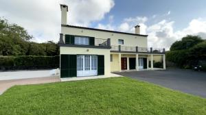 una gran casa blanca con un gran patio en Quinta da Lu - Azorean Villa, en Ribeira Grande