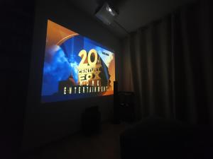 einen TV-Bildschirm in einem dunklen Zimmer mit einem Jubiläum für Unterhaltung in der Unterkunft Agroturystyka Karpińscy in Wizna