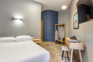 1 dormitorio con cama, escritorio y cama sidx sidx sidx sidx en KM Apartments en Edimburgo