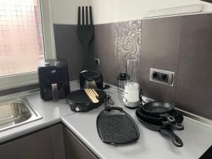 una encimera de cocina con utensilios y electrodomésticos en Piso Familiar Centrico Campillo, en Telde