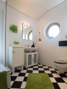 a bathroom with a sink and a toilet and a mirror at Ferienwohnung Am Gässchen in Scheiden