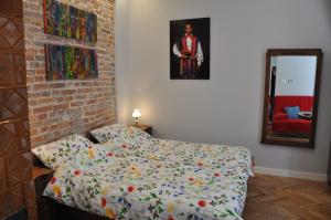 Łóżko lub łóżka w pokoju w obiekcie Krakowsky Apartment