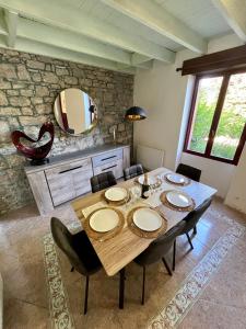 jadalnia z drewnianym stołem i lustrem w obiekcie Chez Maurice - Stylish French Country House w mieście Cherrueix