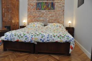 Łóżko lub łóżka w pokoju w obiekcie Krakowsky Apartment