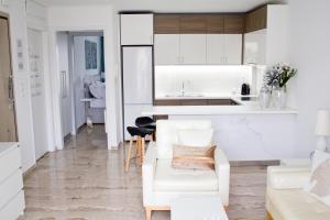 Kuchyň nebo kuchyňský kout v ubytování Ermis Mini Suite # 1 + 11 fotografií