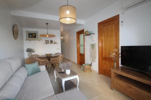 Televízia a/alebo spoločenská miestnosť v ubytovaní Apartamento Costa de la Calma by Rental Olé