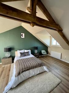 sypialnia z łóżkiem i zieloną ścianą w obiekcie Chez Maurice - Stylish French Country House w mieście Cherrueix