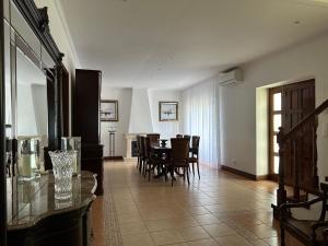 Una sala de estar con mesa de comedor y sillas. en Quinta da Lu - Azorean Villa, en Ribeira Grande