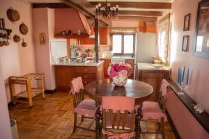 una cocina con una mesa con un jarrón de flores. en Prestigioso Attico Panoramico Cagliari en Cagliari