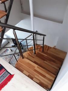 un conjunto de escaleras de madera en una habitación en ERDEK, en Erdek