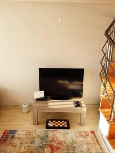 sala de estar con TV de pantalla plana en la pared en ERDEK, en Erdek
